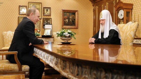 Президент России Владимир Путин и Патриарх Русской Православной церкви Кирилл в интерьере мебели Джумбо