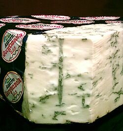 Gorgonzola Горгонзола хранится завернутой в алюминиевую фольгу